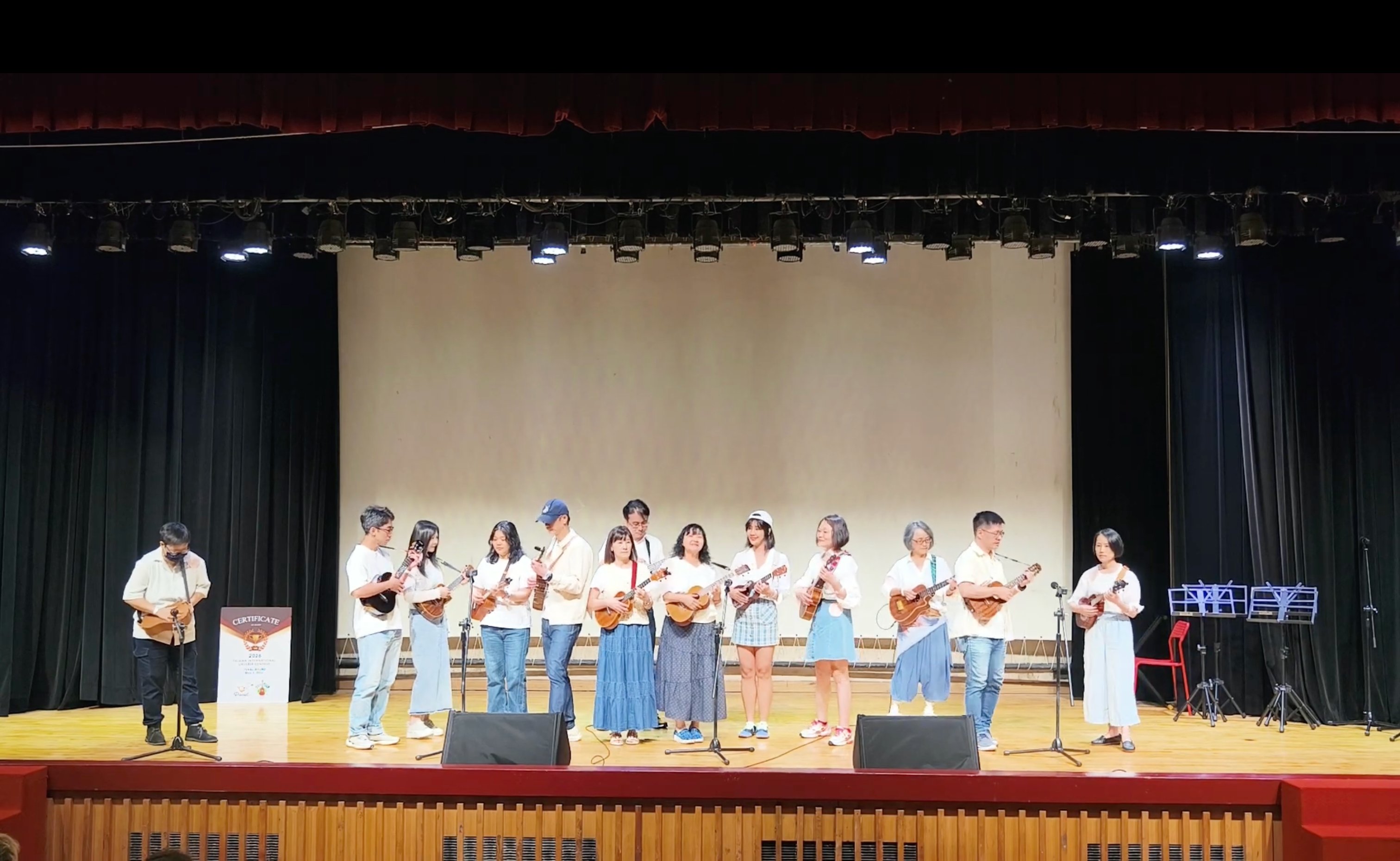 搖擺年代烏克麗麗合奏團在 2026 台灣國際烏克麗麗大賽舞台上演出