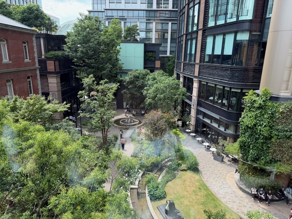 三菱一號館中庭俯瞰，旁邊餐館共享庭園景色
