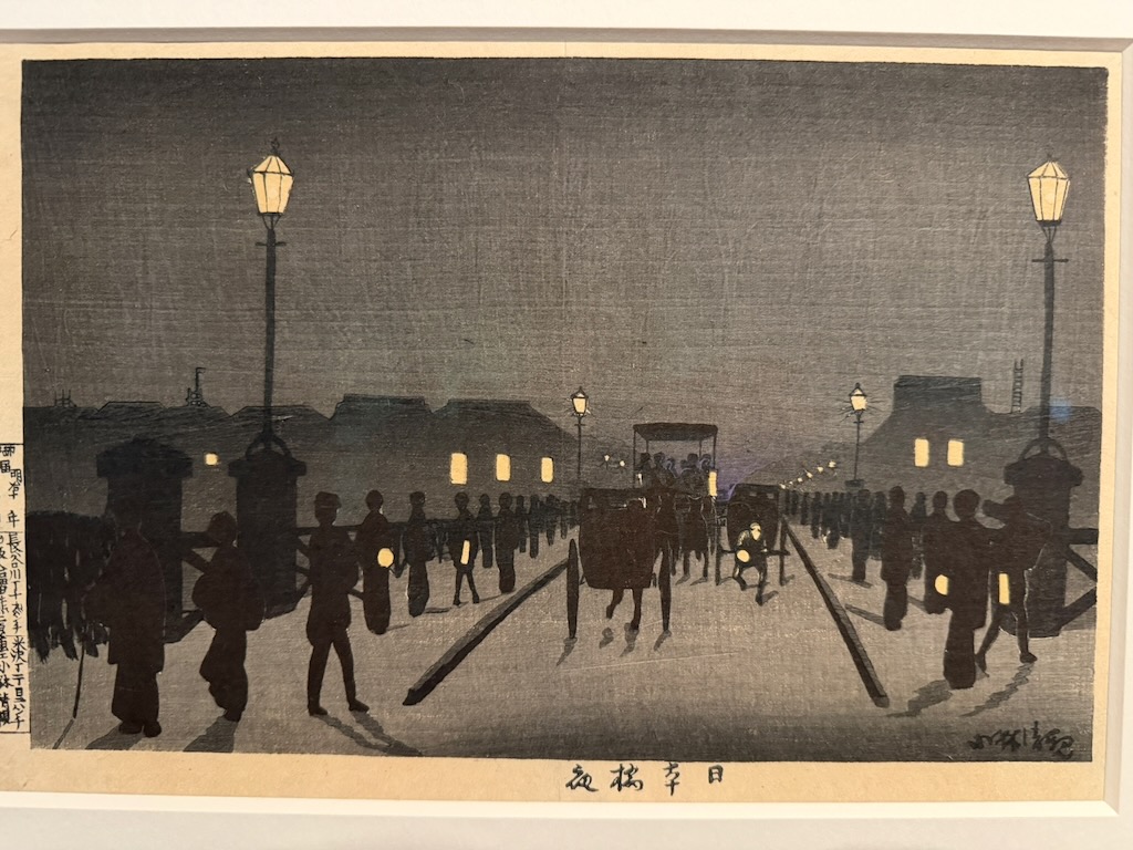 小林清親風格的日本橋夜景版畫，街燈映照行人與馬車剪影
