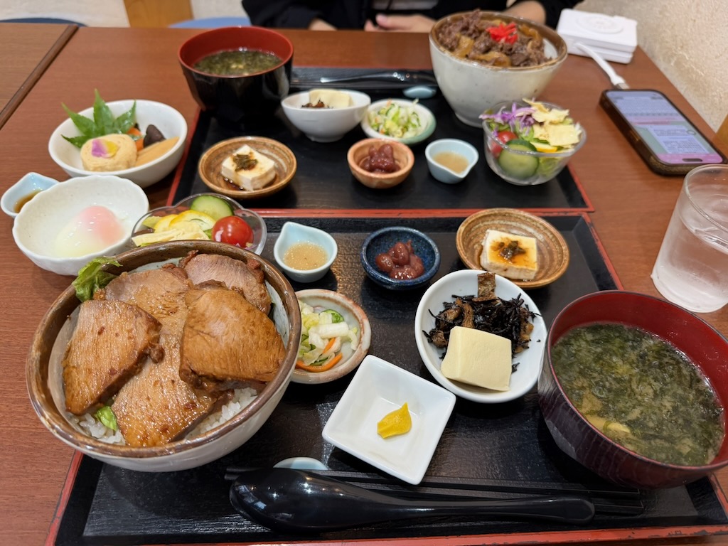 油源的豬肉飯定食,肉片瘦而鮮嫩
