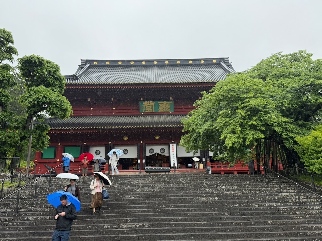 輪王寺主殿三佛堂的朱紅大門與屋簷