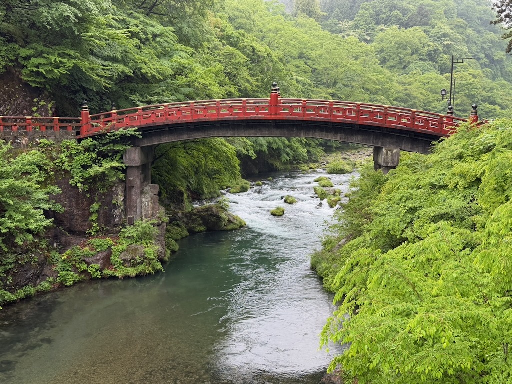 日光神橋,朱紅色橋身橫跨清澈的大谷川