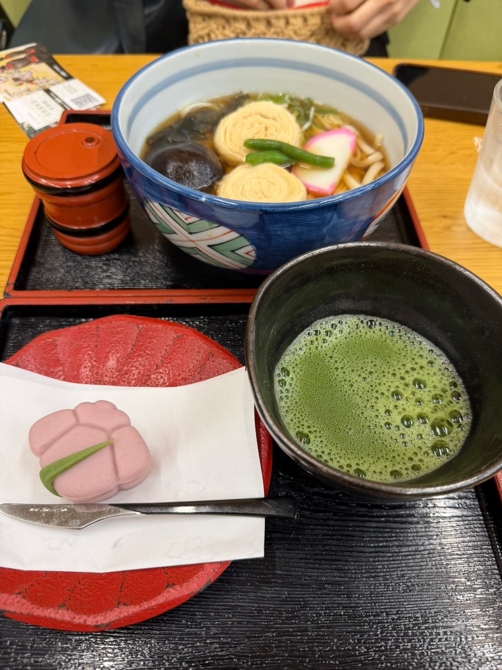 日光名物湯波烏龍麵,碗面浮著捲起的湯波(豆腐皮)