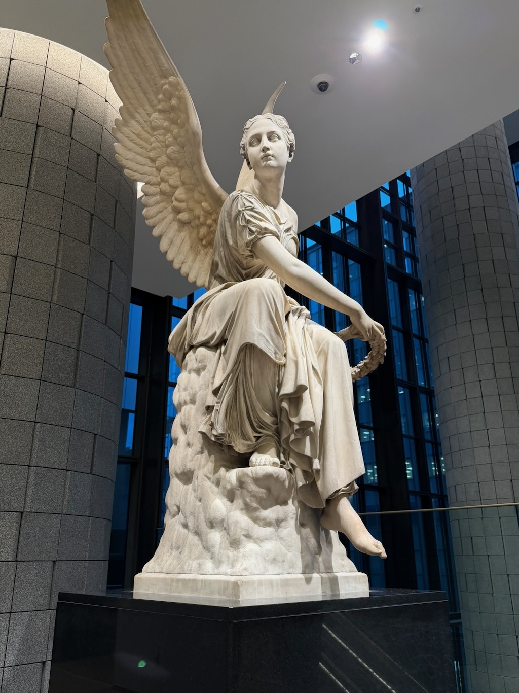 Artizon Museum 收藏的勝利女神大理石雕像，長著羽翼坐在雲岩之上