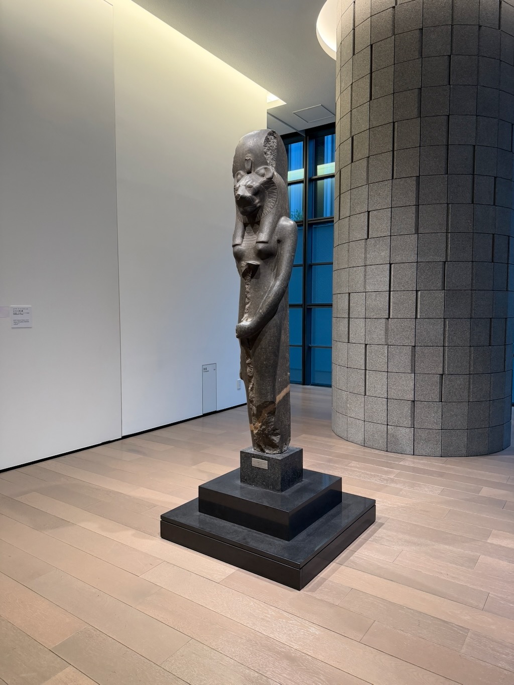 Artizon Museum 收藏的埃及獅頭女神石像，立在圓柱旁的展廳中