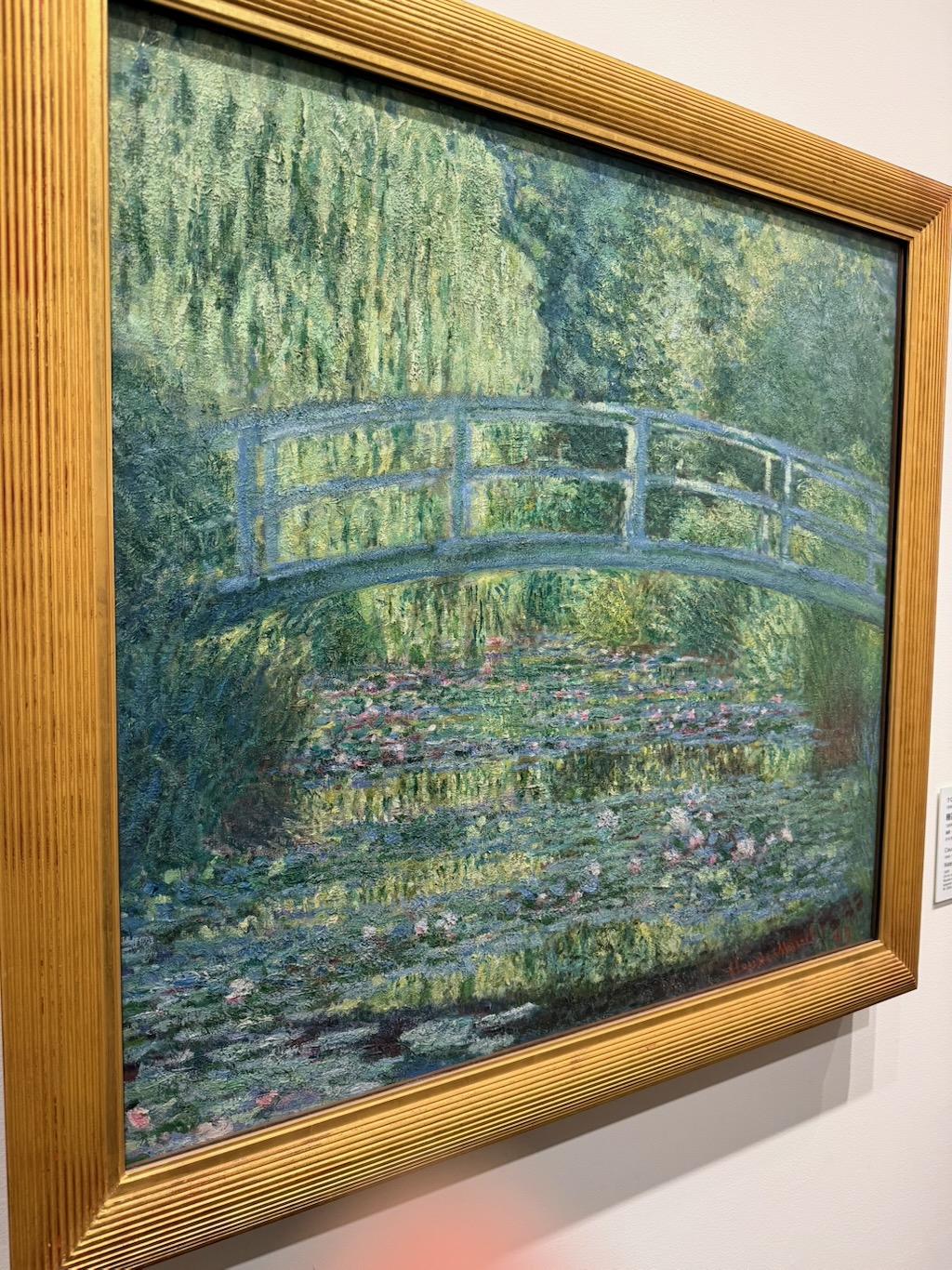 莫內《睡蓮池上的拱橋》，綠意盎然的日本橋橫跨開滿睡蓮的池面