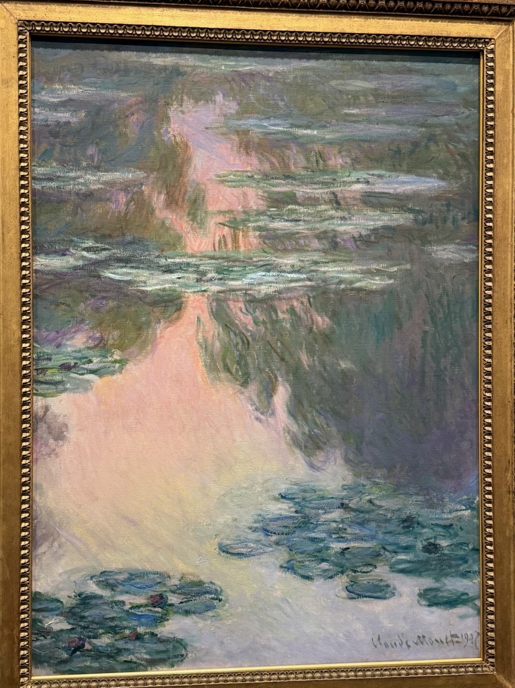 Artizon 第 11 展區展出的莫內《睡蓮》，水面映著粉色霞光，睡蓮葉片漂浮其間