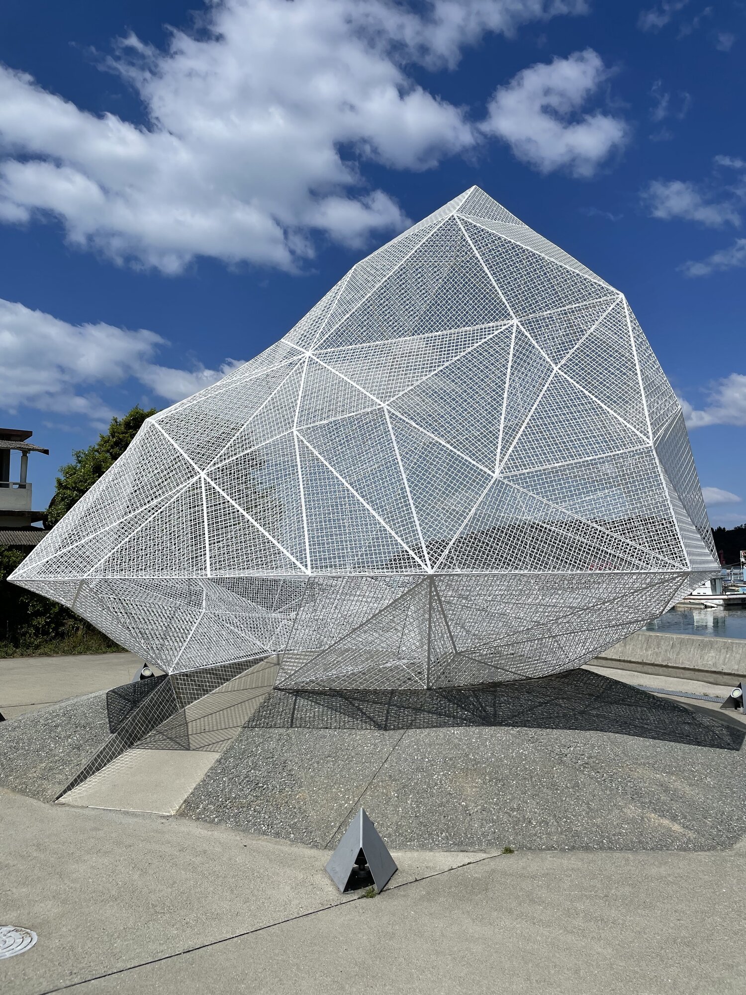 直島宮浦港的「直島展覽館」，白色鏤空的多面體