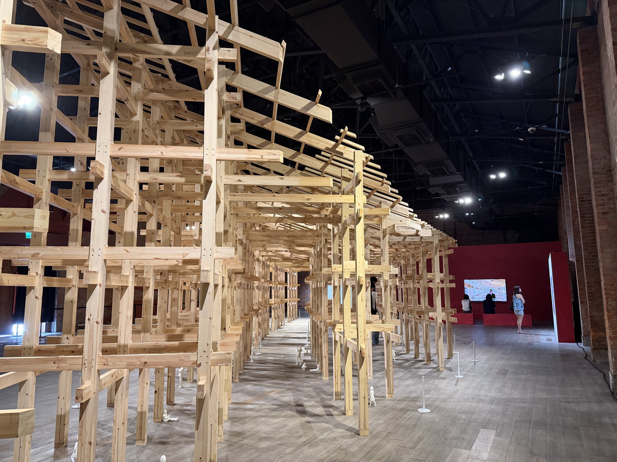 建國啤酒廠成品倉庫衛星展區，高約 4.1 公尺的大屋根 1:5 木構局部模型
