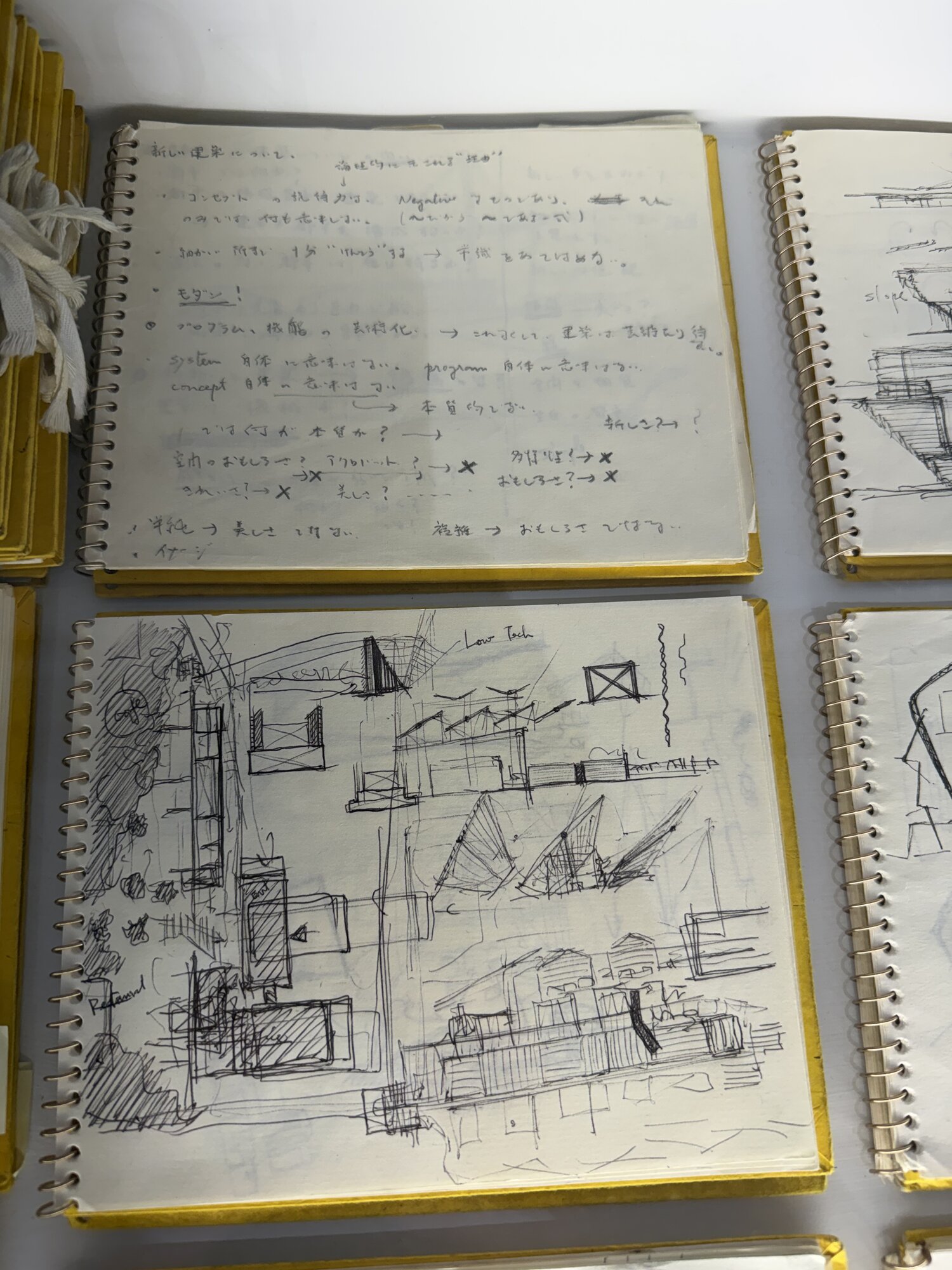 黃色速寫本，上頁是〈新しい建築について〉的文字，下頁是速寫