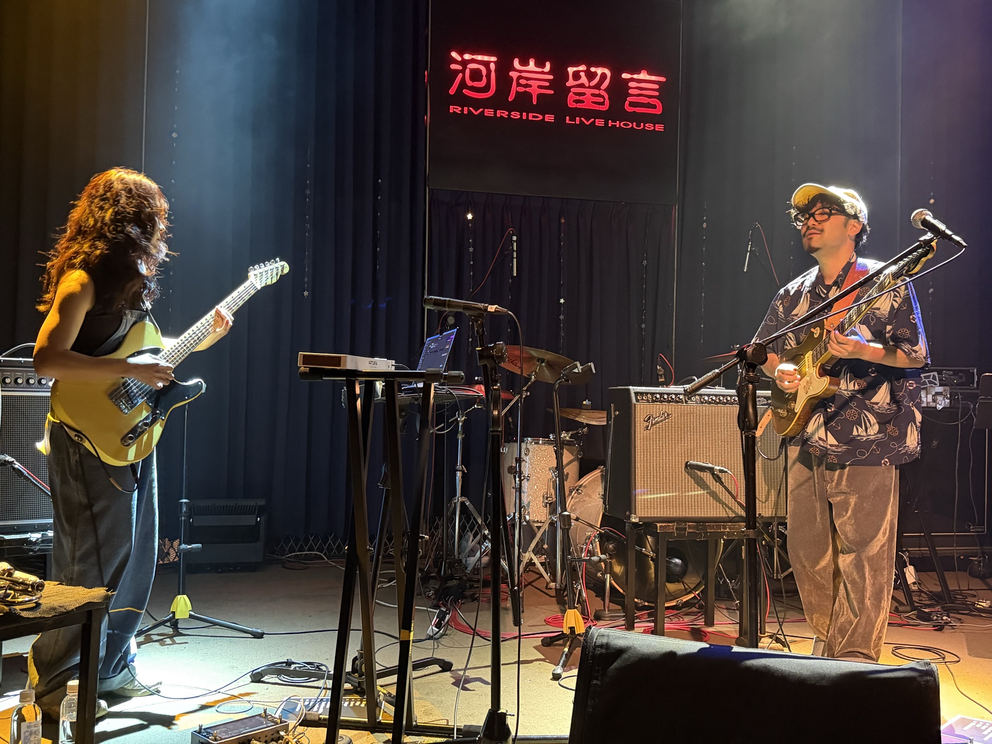 演出中段只剩兩人的舞台，Naho Soejima 彈著黃色 Bass，Toshiki Soejima 在另一側彈吉他