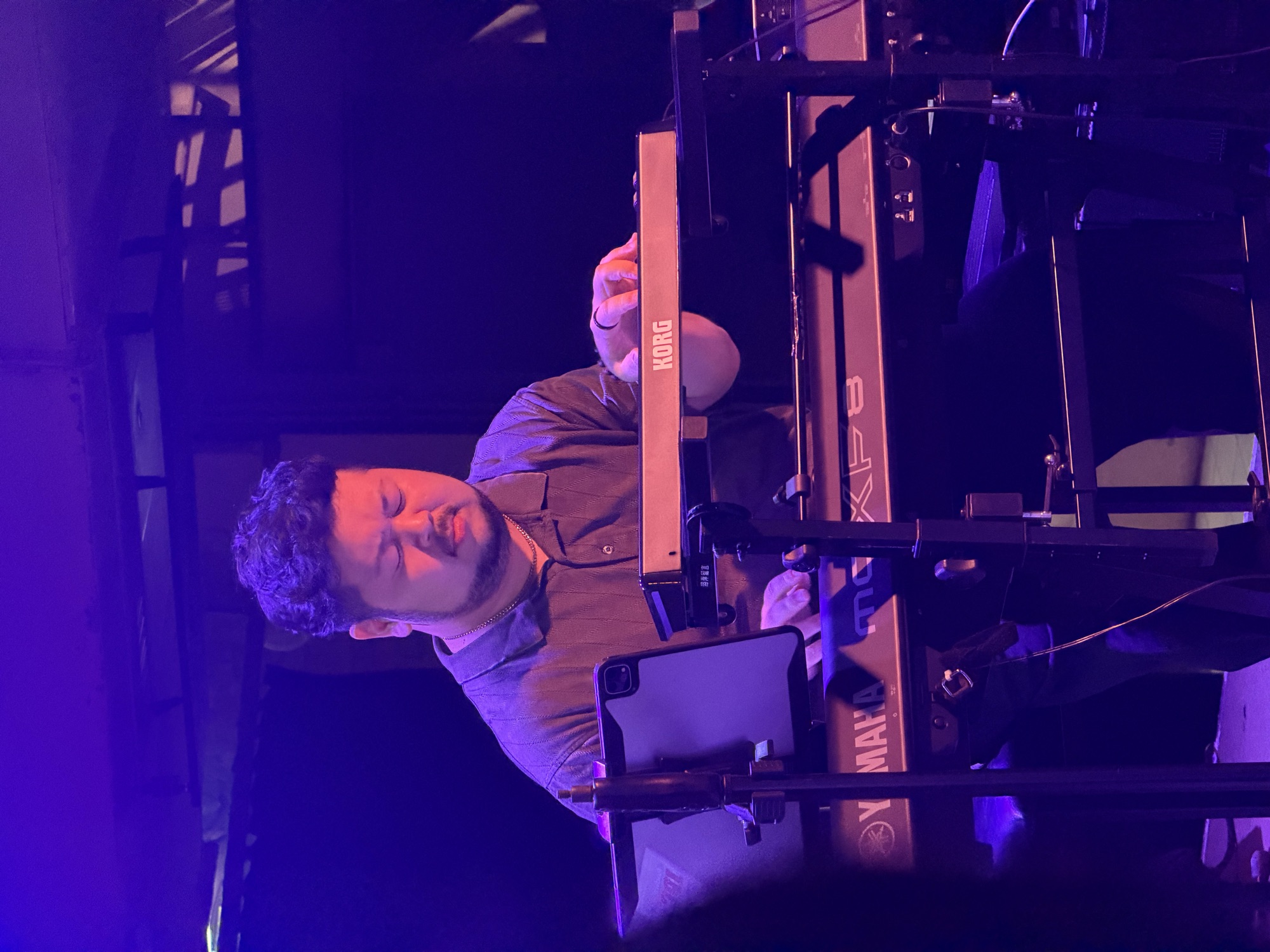 鍵盤手閉著眼睛彈奏上下兩層的 KORG 與 YAMAHA MOXF8 鍵盤