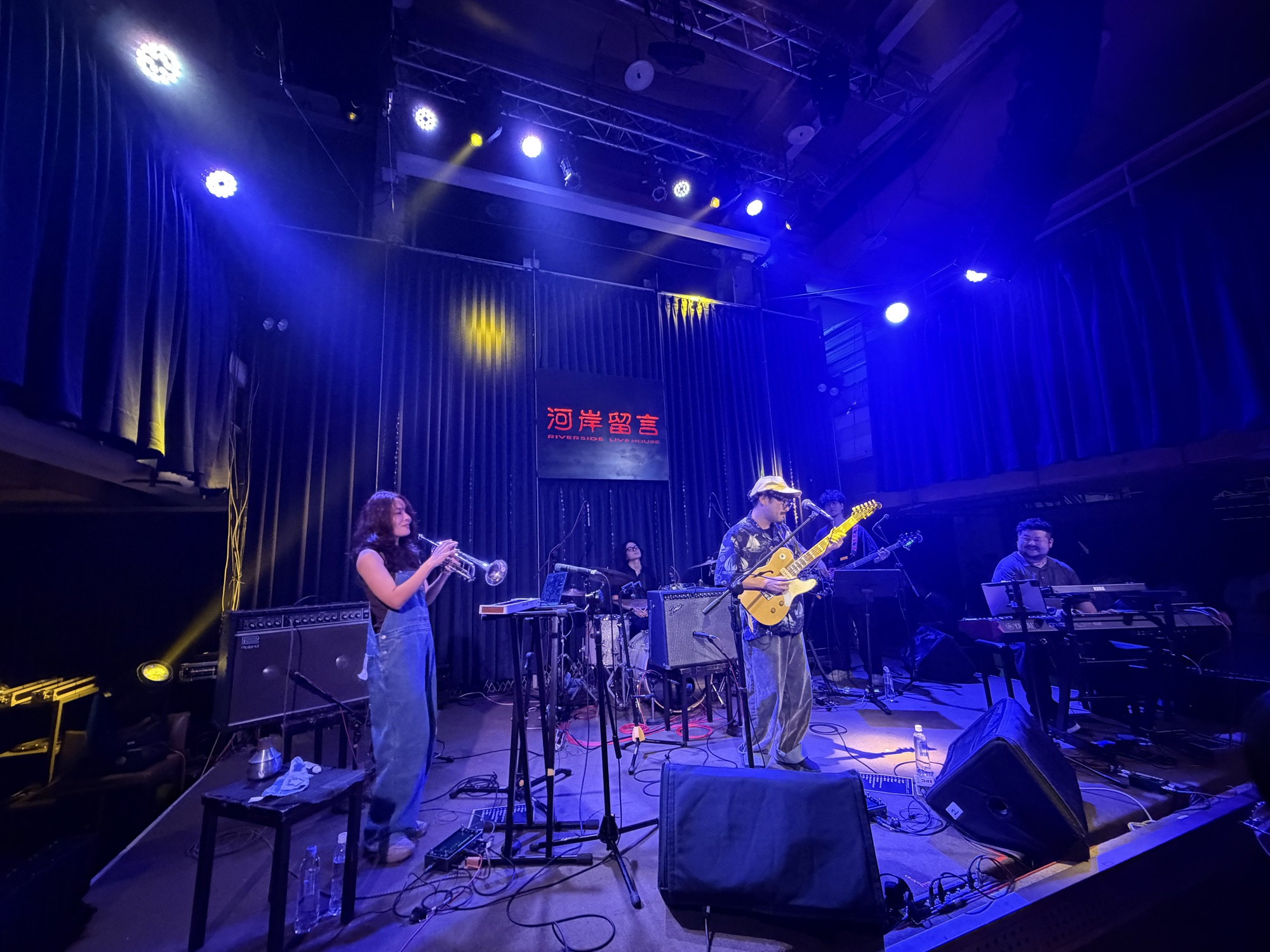 燈光全開的舞台全景，Naho Soejima 吹小號，Toshiki Soejima 與樂團在藍色燈光下演出